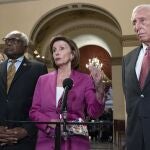 La presidenta de la Cámara de Representantes, Nancy Pelosi, acompañada de los líderes de la mayoría demócrata en el Congreso de EE UU