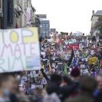 Activistas participan hoy en una manifestación en las calles de Glasgow