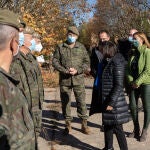 La ministra de Defensa, Margarita Robles (2d), y la delegada del gobierno de Castilla y León, Virginia Barcones Sanz (1d), a su llegada al Campamento de Monte La Reina, a 5 de noviembre de 2021, en Toro, Zamora, Castilla y León (España)