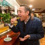 Un cliente prueba una tapa elaborada en el Concurso en una edición anterior