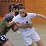 Mireia Rodríguez, jugadora del Balonmano Albacete, se ha convertido en la primera mujer en disputar un encuentro de balonmano masculino en categoría senior en España