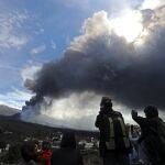 La plaza de Tajuya, en el municipio de El Paso y convertida en un mirador privilegiado de la erupción volcánica de Cumbre Vieja, está hoy más concurrida que en otras ocasiones. El volcán atrae durante el fin de semana a numerosos visitantes que lo observan entre el horror y la admiración.