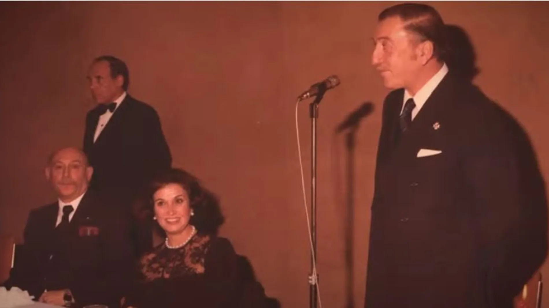 Carmen Franco, junto a Rafael García Serrano y Fernando Vizcaíno Casas (de pie junto al micrófono), en uno de los vídeos de la FNFF