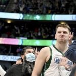 Doncic celebra con los fans de los Mavericks la victoria ante los Celtics