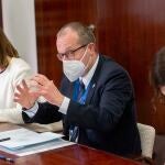 El director general de la OMS para Europa, Hans Kluge, durante una reunión con la ministra de Sanidad, en el Complejo de La Moncloa