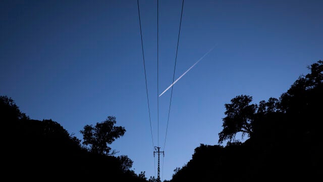 Torre de alta tensión y tendido eléctrico