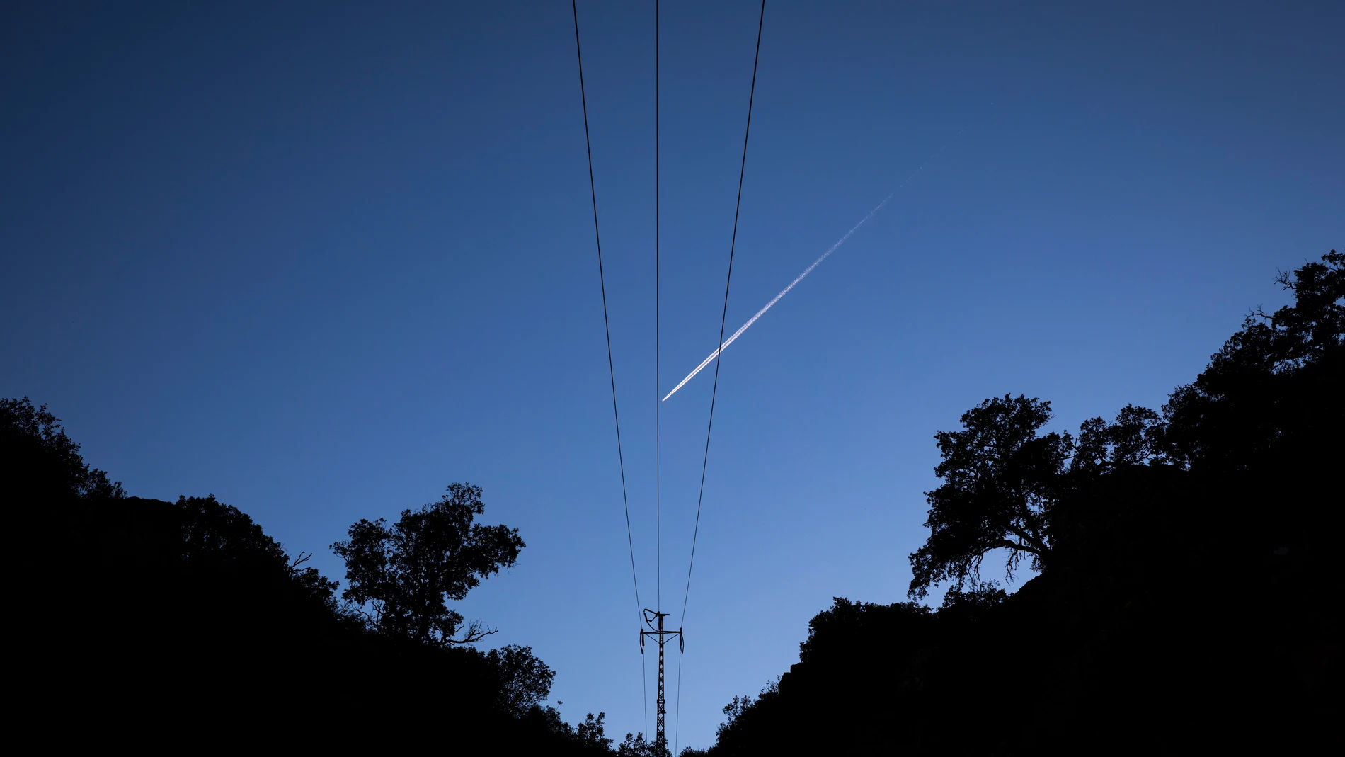 Torre de alta tensión y tendido eléctrico