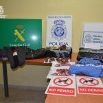 Efectos intervenidos a un detenido en Ourense por meter alfileres en cebos de comida para perros.