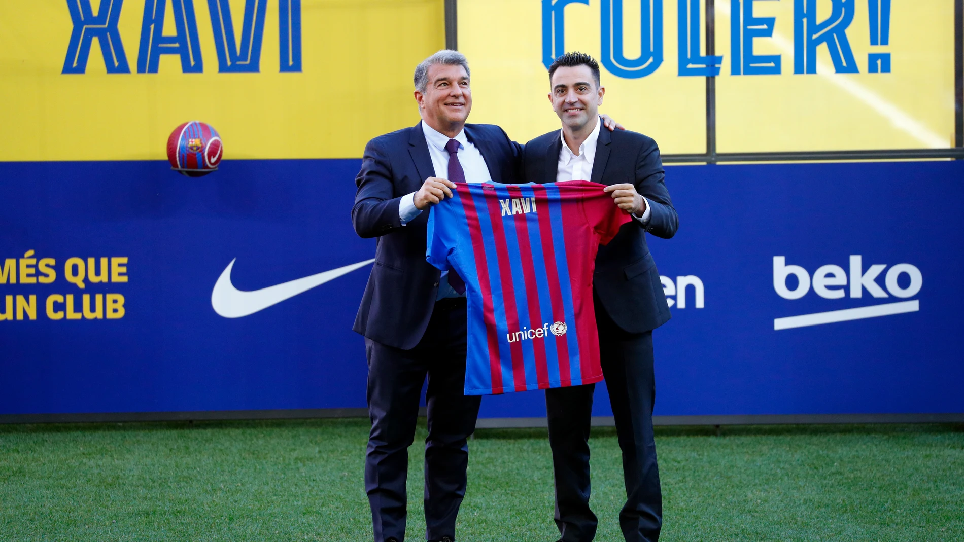 Joan Laporta y Xavi, durante la presentación del nuevo entrenador