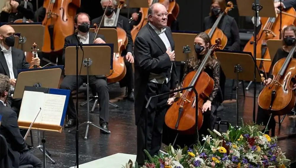 El director titular y artístico de la ROSS el Maestro Soustrot