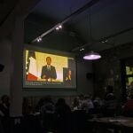 Los clientes de una bar de Lille escuchan el discurso del presidente Emmanuel Macron