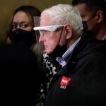 *CORRIGE AÑO EN QUE FUE ABSUELTO* AME5709. CIUDAD DE PANAMÁ (PANAMÁ), 08/11/2021.- El expresidente de Panamá Ricardo Martinelli es escoltado a su salida del Sistema Penal Acusatorio tras acudir a un juicio por presunto espionaje de rivales políticos y periodistas durante su administración, el mismo caso por el que fue absuelto en 2019, hoy, en Ciudad de Panamá (Panamá). EFE/ Bienvenido Velasco