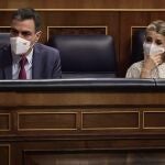 El presidente del Gobierno, Pedro Sánchez, y la vicepresidenta segunda del Gobierno y ministra de Trabajo, Yolanda Díaz, en una sesión plenaria en el Congreso de los Diputados