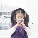 En España, se calcula que un 4,9% de los niños de entre uno y dos años pasan más de tres horas con pantallas