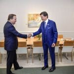 El primer ministro sueco, Stefan Löfven presenta su dimisión al presidente del Parlamento, Andreas Norlán