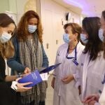 Judith y su madre, Quima, quien sufren ambas una cardiopatía, junto a las doctoras Anna Sabater, cardióloga infantil, y Gisela Teixidor, cardióloga de adultos, y la enfermera de referencia, Creu Regne