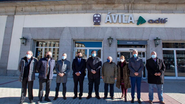El presidente de la Diputación, Carlos García; el alcalde de Ávila, Jesús Manuel Sánchez Cabrera; el delegato Territorial, José Francisco Hernández Herrero, y responsables de las distintas organizaciones y entidades que forman parte de la Mesa del Ferrocarril llaman a la participación de la ciudadanía en la manifestación del próximo domingo para reivindicar un mejor servicio ferroviario para la capital y la provincia