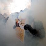 Un activista durante una protesta oontra la política de Lukashenko en la embajada de Bielorrusia en Kiev, ayer