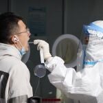 Un trabajador realiza una prueba de COVID-19 en Beijing
