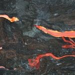 Un río de magma discurre por la fajana creada por la erupción del volcán Cumbre Vieja.
