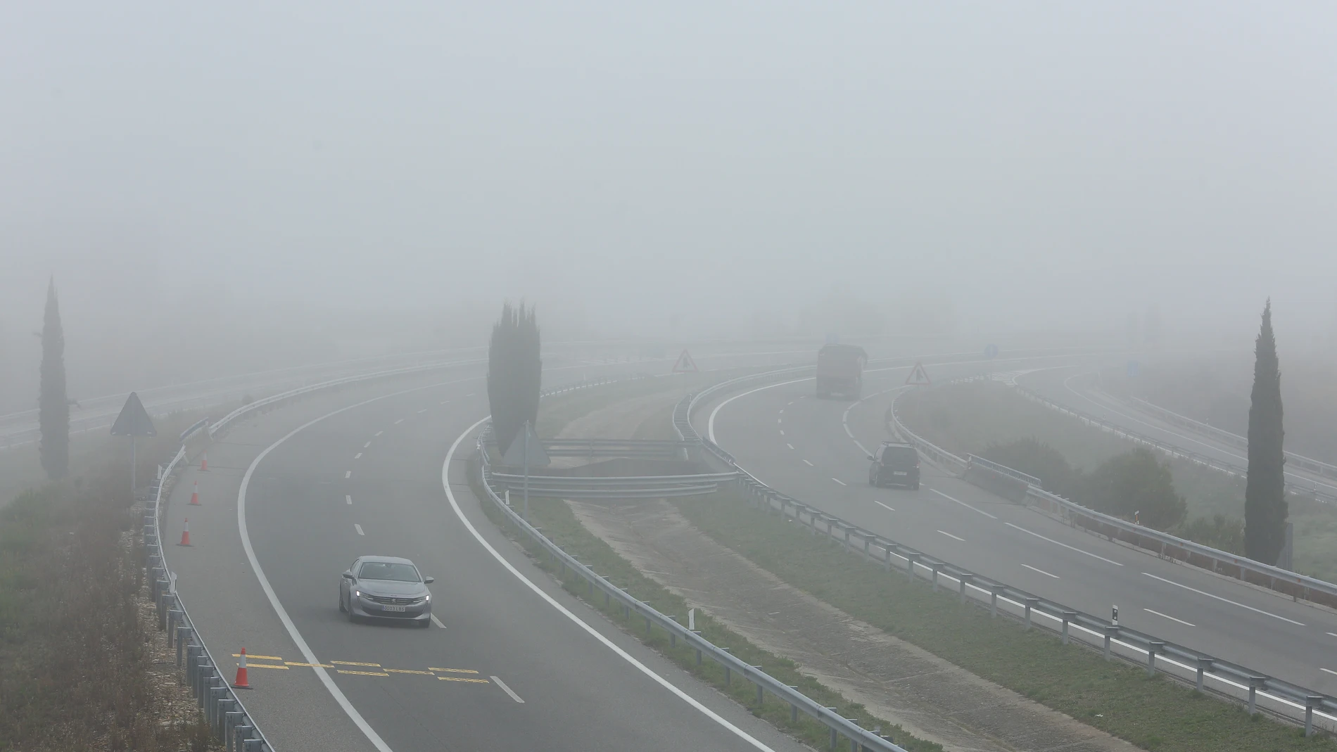 Intensa niebla en la autovía A6, a su paso por Camponaraya (León)