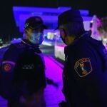 Dos agentes de la Policía Local en la zona de La Marina