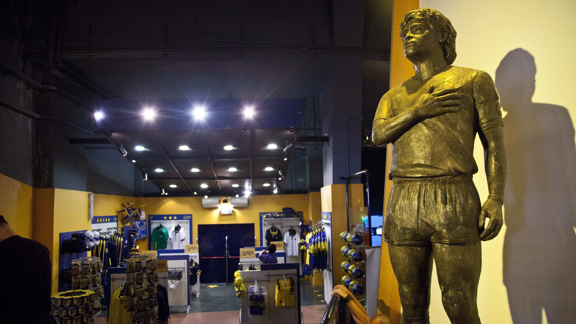 Una estatua de Maradona, con la mano en el corazón