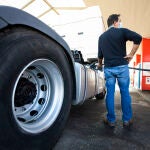 Un camionero echa carburante diésel a su camión