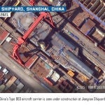 El tercer portaaviones chino en un astillero de Shangai
