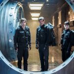 Freddie Highmore (izq.) es el cerebro de una banda de ladrones que también incluye a Sam Riley y Astrid Bergès-Frisbey