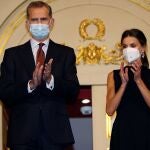Los reyes Felipe y Letizia a su llegada al estreno de la ópera "Parténope", de Georg Friedrich Händel, este sábado en el Teatro Real de Madrid.