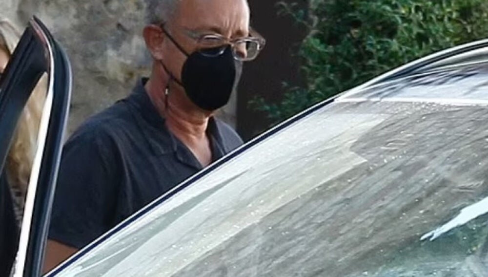 Tom Hanks saliendo del Parador de Chinchón