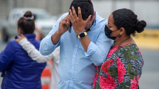 Familiares de presos esperan hoy información sobre sus seres queridos, en las afueras de la penitenciaría de Guayaquil (Ecuador).