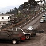 Efectivos de la Guardia Civil y de Medio Ambiente del cabildo, mantienen cortado en la zona del Mirador El Charco en la carretera LP2, el acceso a la zona excluyente de vecinos que acudían de forma regular a regar las plataneras y limpiar de ceniza sus viviendas