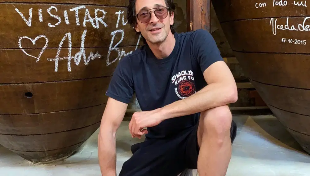 Adrien Brody, junto a su firma en el Mesón Cuevas del Vino