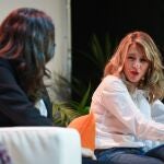 La vicepresidenta de la Generalitat Valenciana, Mónica Oltra (i), y la vicepresidenta del Gobierno, Yolanda Díaz, en el acto Otras Políticas celebrado hoy en Valencia
