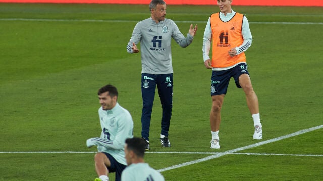 Luis Enrique da instrucciones a Pau Torres durante el entrenamiento en La Cartuja