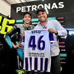 Ronaldo regala a Valentino Rossi una camiseta del Real Valladolid
