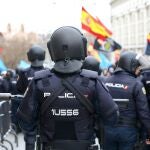 Policías nacionales en una protesta
