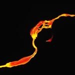 Fotografía realizada con un dron que muestra la colada de magma que se dirige al mar por la erupción del volcán Cumbre Vieja que vuelve a expulsar material solido este domingo