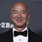 Jeff Bezos sonríe en la Gala "Baby2Baby", en el Pacific Design Center. Sábado 13 de noviembre de 2021. West Hollywood, California. Foto de Jordan Strauss / Invision / AP
