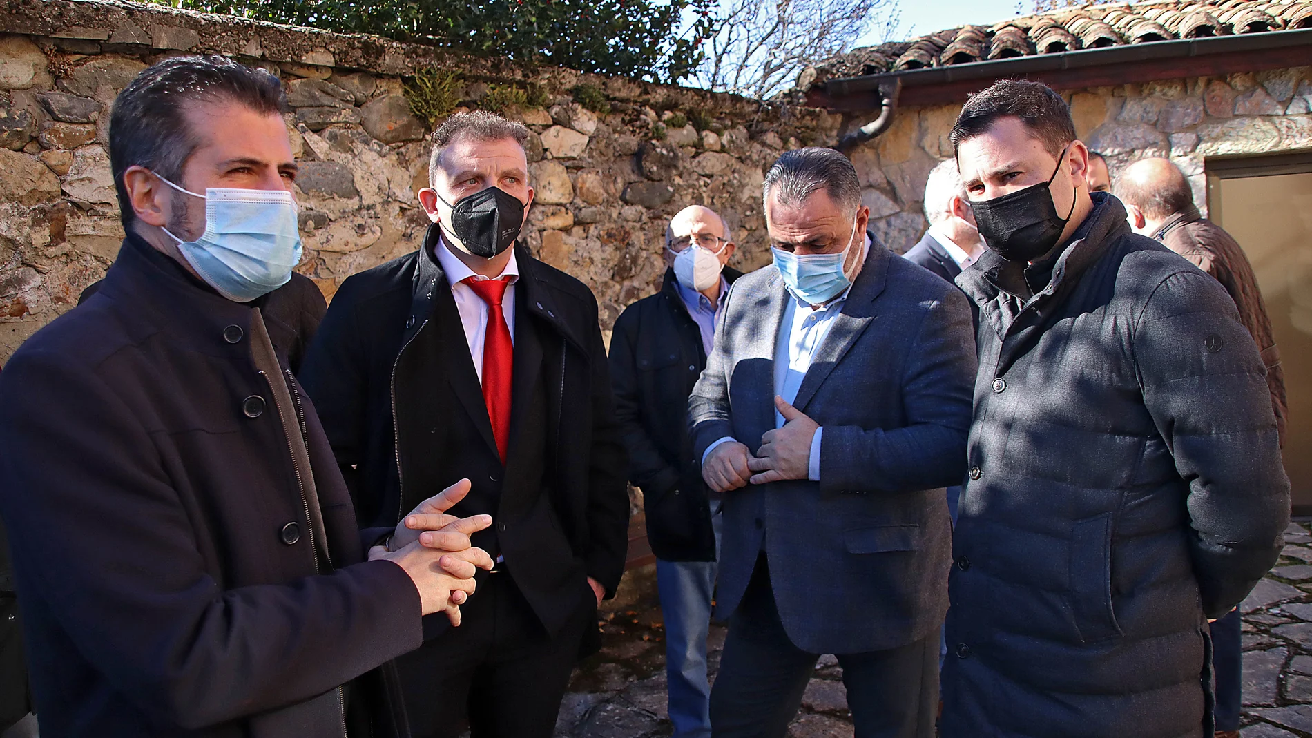 El secretario general del PSCyL, Luis Tudanca, con el acalde de Vegacervera, Octavio González, la delegada territorial, Ester Muñoz y el presidente de la Diputación, Eduardo Morán, en la Fiesta de la Cecina del Chivo en Vegacervera
