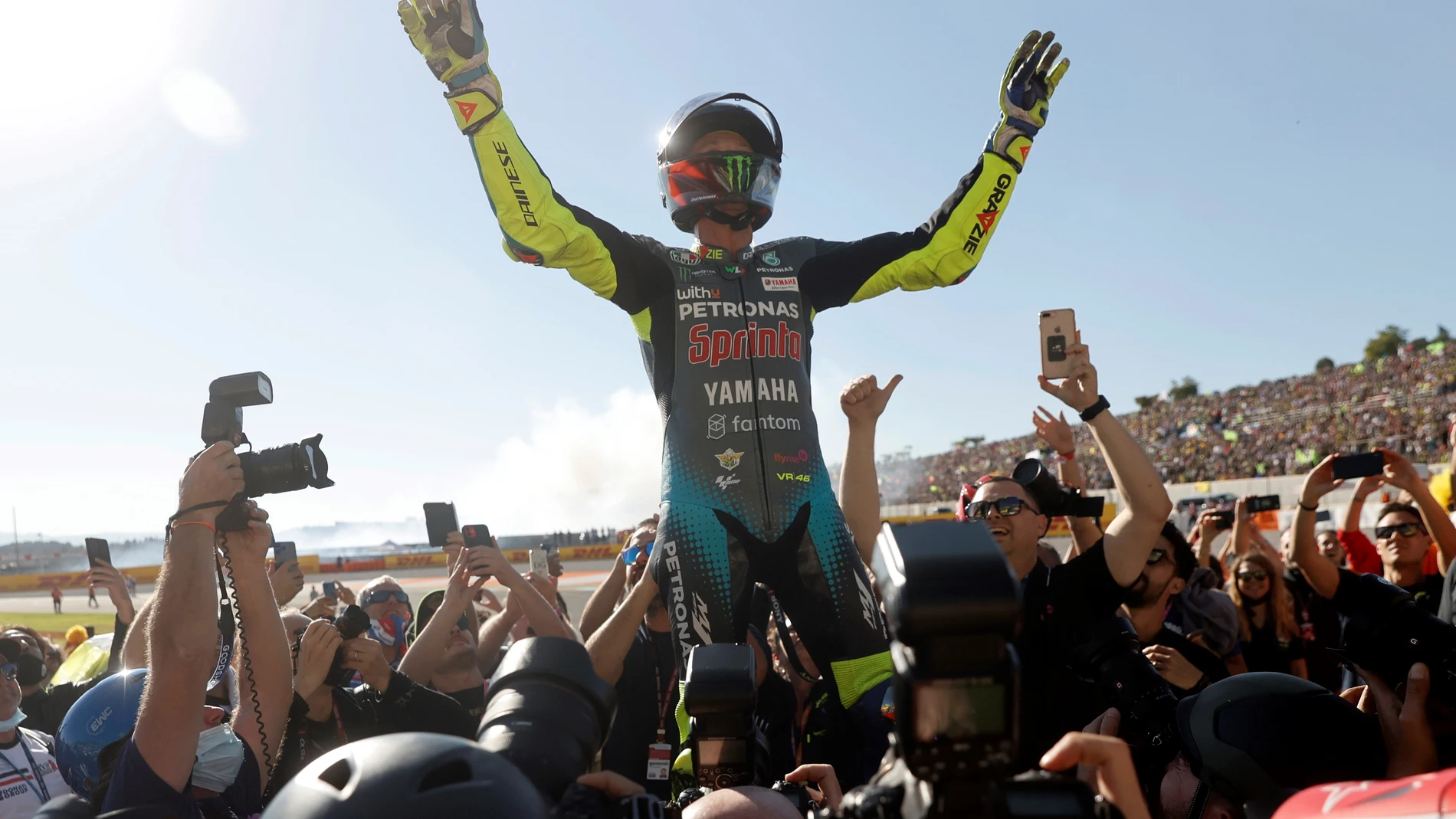 Valentino Rossi saluda a la grada en el circuito Ricardo Tormo de Cheste, donde disputó su última carrera como piloto de MotoGP