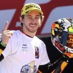 Remy Gardner celebra su título de campeón del mundo de Moto2 en el Circuito de la Comunidad Valenciana