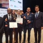 Elia Arranz, junto a los otros dos finalistas, Iván Monreal y Javier Mayoral; el presidente de la Unión de Asociaciones Españolas de Sumilleres (UAES), Pablo Martín; el ganador de la edición de 2019 y la responsable de Ruinart