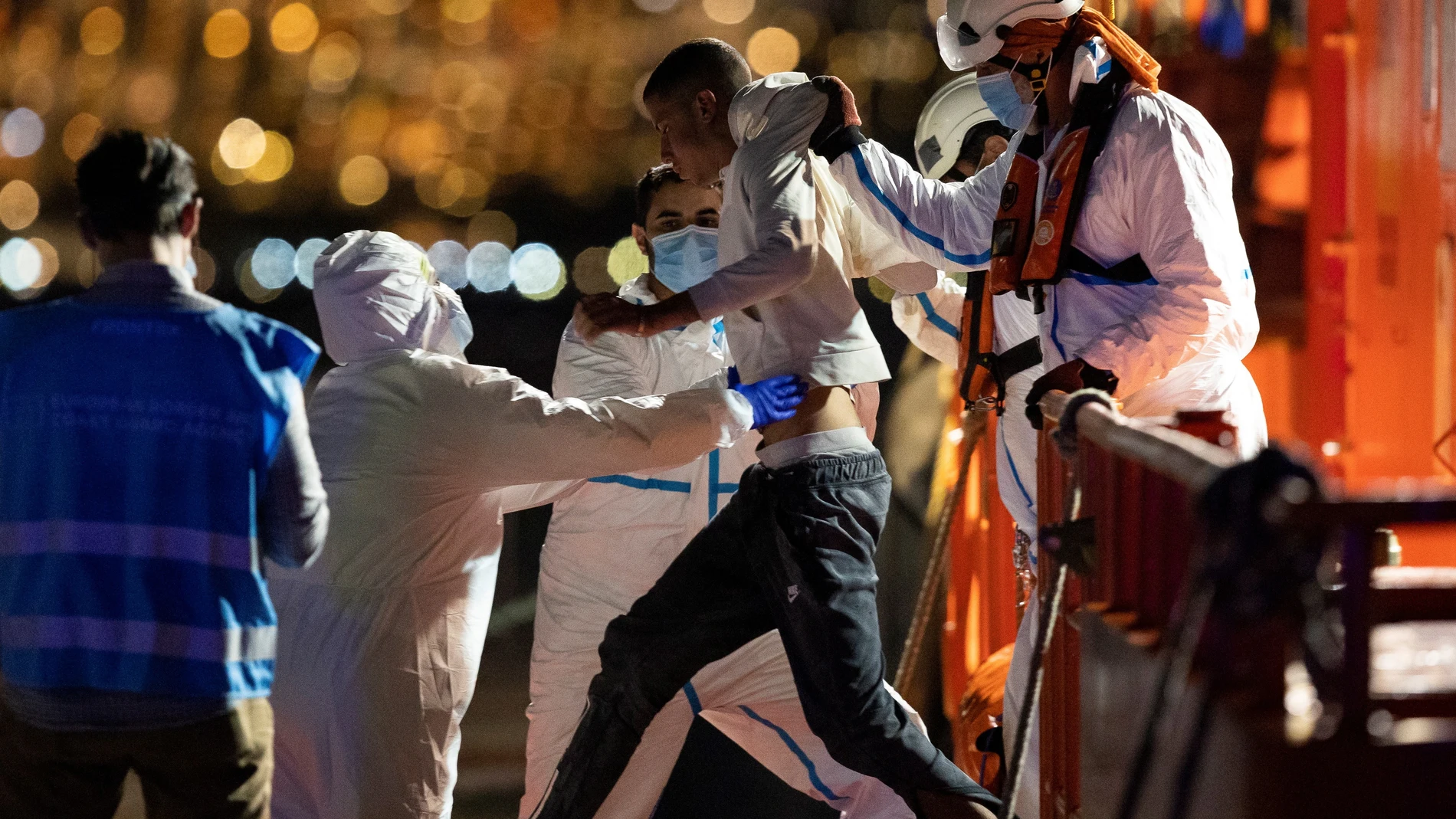 Salvamento Marítimo socorrió ayer a unos 180 kilómetros al sur de Gran Canaria a una patera a la deriva con 42 inmigrantes de origen magrebí