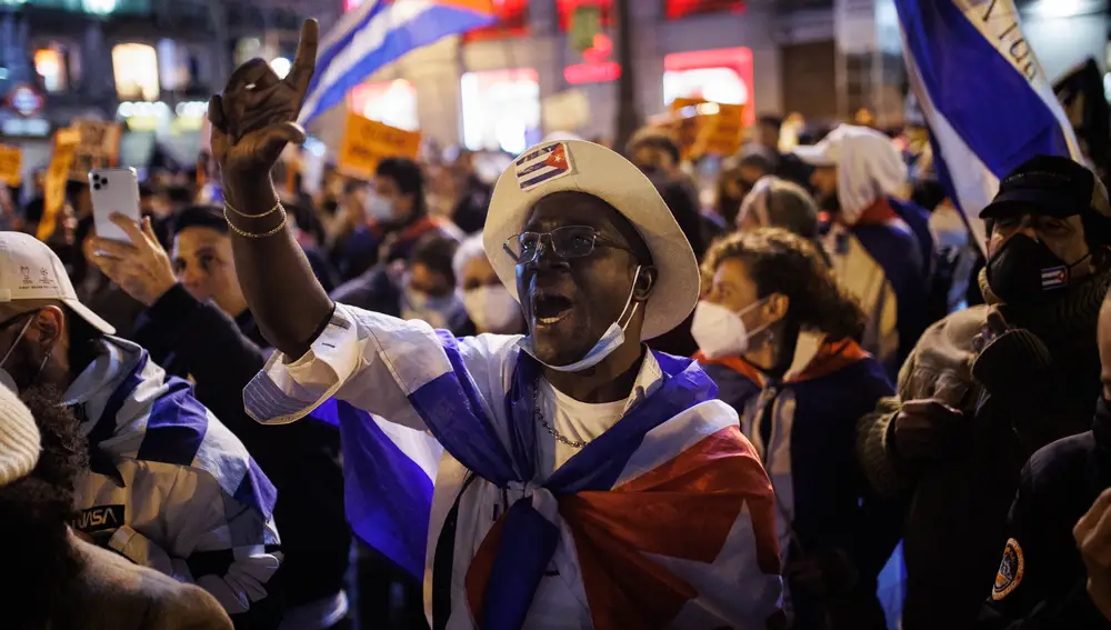 En torno a 200 personas se han concentrado este lunes en la Puerta del Sol contra la "dictadura" en Cuba, a favor de la "libertad" y apoyar las marchas del 15N convocadas en el país caribeño para pedir un cambio político.