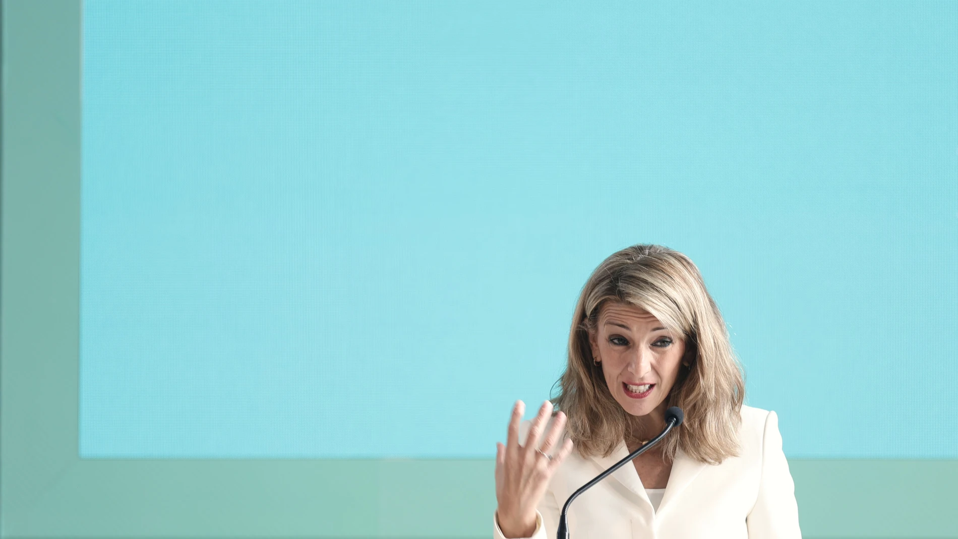 La vicepresidenta segunda y ministra de Trabajo y Economía Social, Yolanda Díaz, interviene en el acto de inauguración de las Jornadas sobre Economía Circular 'De comprar, usar y tirar a reciclar y reutilizar', en el Colegio Oficial de Arquitectos de Madrid (COAM), a 15 de noviembre de 2021, en Madrid