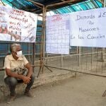 -FOTODELDIA- AME7166. GUAYAQUIL (ECUADOR), 14/11/2021.- La madre de un preso que se encontraba en el Pabellón 2 espera hoy información de su hijo, en las afueras de la penitenciaria de Guayaquil (Ecuador). Una tensa calma se vive este domingo en los exteriores de la principal cárcel de la ciudad de Guayaquil, en el suroeste de Ecuador, donde el sábado se registró una nueva matanza de reos y que hoy permanece custodiada por policías y militares. A las afueras de la penitenciaría, Efe constató decenas de policías dispuestos para controlar la situación en caso de que se repitan los ataques entre presos, luego de que en la víspera un enfrentamiento entre reos de dos pabellones dejara 68 presos muertos. EFE/Juan Diego Montenegro