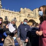 La delegada del Gobierno, Virginia Barcones, recibe junto al subdelegado del Gobierno, Faustino Sánchez, a miembros de asociaciones de personas con discapacidad que recorren un pequeño tramo del Camino de Santiago acompañados de la Policía Nacional.